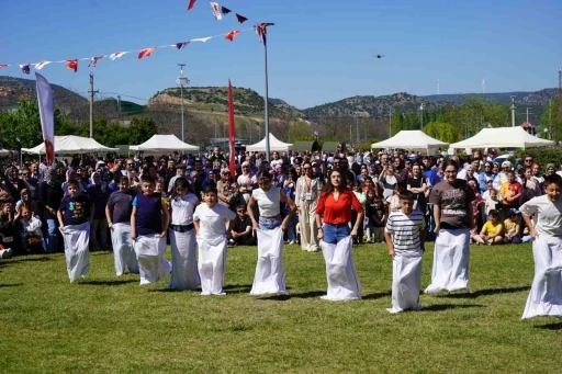 Çocuklar çuvalla koşma, yumurta taşıma ve halat çekme yarışmalarında kıyasıya yarıştı
