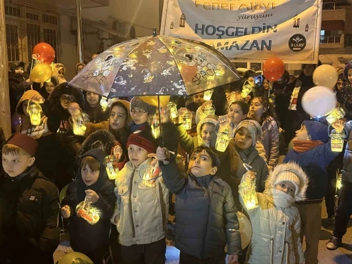 &Ccedil;ocuklar ellerinde fenerle ilk teravih namazı heyecanına ortak oldu
