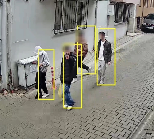 &Ccedil;ocuklar ellerinde silahla geziyor sanıldı, oyuncak tabanca &ccedil;ıktı
