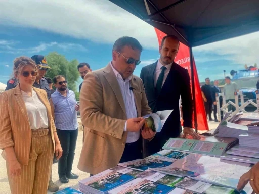 &Ccedil;ocuklar gezici k&uuml;t&uuml;phanede kitap okudu

