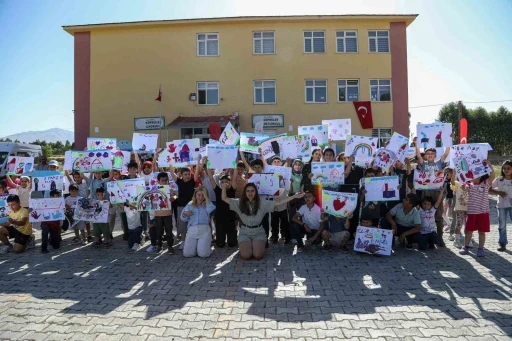 Çocuklar hayallerindeki dünyayı resmetti
