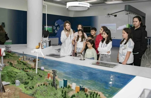 Çocuklar, İklim ve Çevre Bilim Merkezinde eğlenerek öğreniyor

