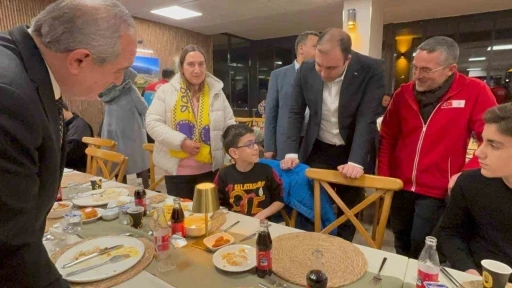 &Ccedil;ocuklar ile protokol iftar sofrasında buluştu
