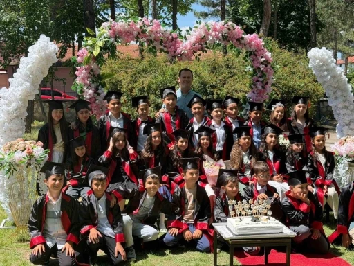 &Ccedil;ocuklar ilkokulu bitirmenin mutluluğunu yaşadı

