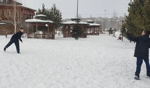 Çocuklar karın tadını kar topu ve futbol oynayarak çıkardı
