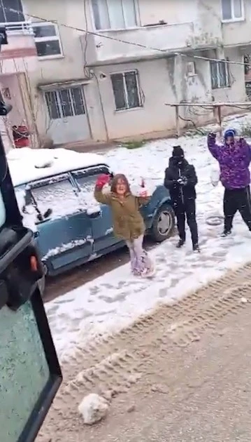 &Ccedil;ocuklar karları temizlemesin diye temizleme aracını kartopuna tuttu
