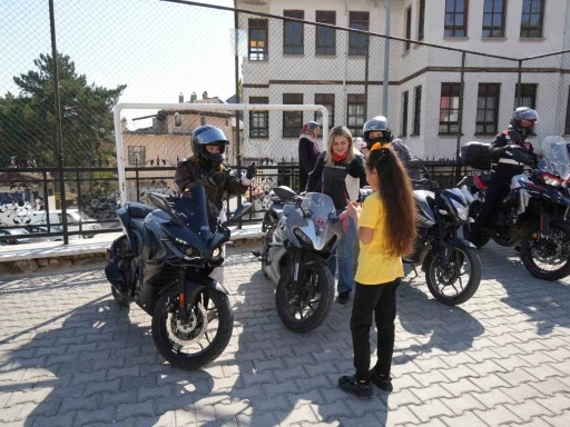 Çocuklar motosiklet tutkularıyla buluştu, ortaya renkli görüntüler çıktı
