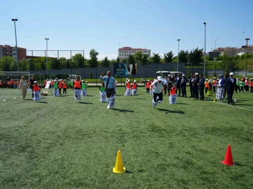 &Ccedil;ocuklar, &ouml;ğretmenler ve veliler birlikte geleneksel oyunlar oynadı, ortaya renkli g&ouml;r&uuml;nt&uuml;ler &ccedil;ıktı
