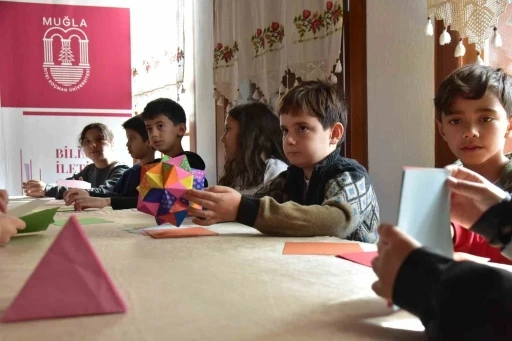 Çocuklar origami ile geometrinin dünyasını keşfetti
