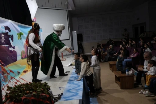 &Ccedil;ocuklar "Nasrettin Hoca Korsanlara Karşı" oyununda buluştu
