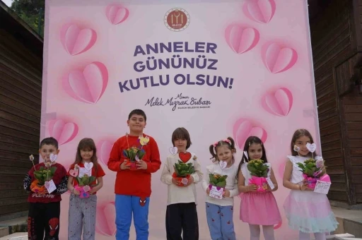 &Ccedil;ocuklar Sanat Sokağı&rsquo;nı bu kez anneleri i&ccedil;in renklendirdi
