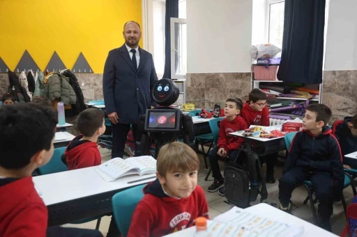 &Ccedil;ocuklar şivlilikle paylaşmayı ve zorbalığın k&ouml;t&uuml;l&uuml;ğ&uuml;n&uuml; okula gelen robottan dinledi
