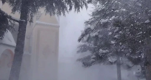 &Ccedil;ocuklar tipiye aldırmadı, kar topu oynadı
