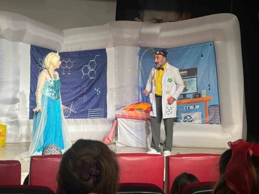 &Ccedil;ocuklar tiyatro ile hem eğlendiler hem &ouml;ğrendiler
