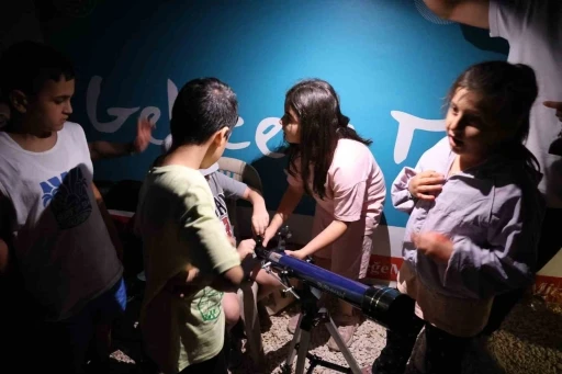 &Ccedil;ocuklar, Zerzevan Kalesi&rsquo;nde g&ouml;ky&uuml;z&uuml;n&uuml; g&ouml;zlemledi
