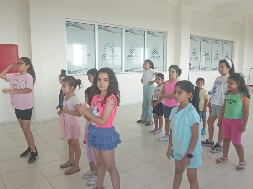 &Ccedil;ocuklar zumba ile hem eğleniyor hem spor yapıyor
