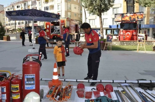 Çocuklara itfaiye ekipmanları anlatıldı
