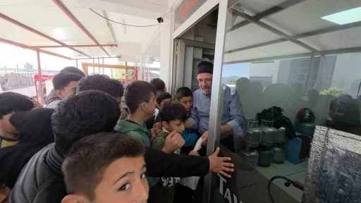 &Ccedil;ocuklara moral vermek isteyen esnaf, depremzede &ouml;ğrencilere &uuml;cretsiz d&ouml;ner dağıttı

