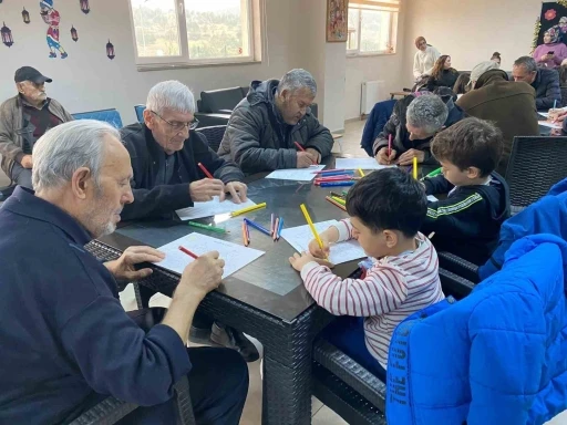 &Ccedil;ocuklardan b&uuml;y&uuml;klerine huzurevinde ziyaret
