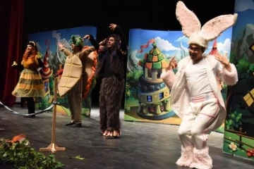 &Ccedil;ocuklardan tiyatro oyununa yoğun ilgi
