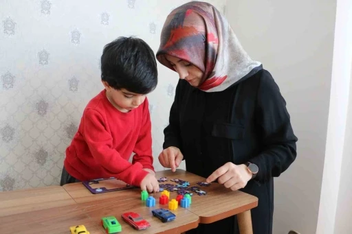 &Ccedil;ocukları i&ccedil;in hobi olarak yapıyordu, evinin odasını at&ouml;lyeye &ccedil;evirip 81 ile satış yapmaya başladı
