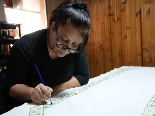 &Ccedil;ocukları i&ccedil;in memurluğu bıraktı, kursta tanıştığı sanatla şimdi kadınlara umut oluyor
