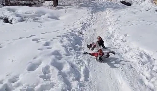 &Ccedil;ocukların karın keyfini tepsi ve bidonlarla &ccedil;ıkardı
