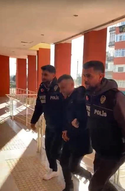 &Ccedil;ocukların ma&ccedil;ında kadın hakeme saldıran antren&ouml;r tutuklandı
