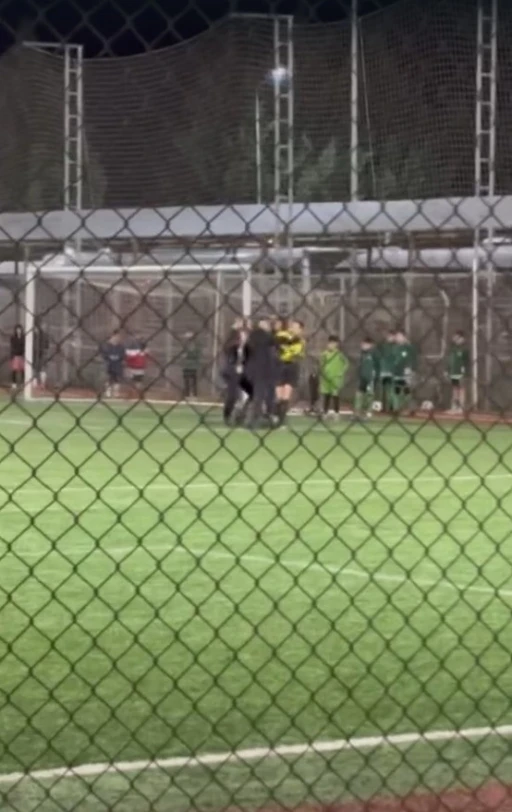 &Ccedil;ocukların ma&ccedil;ında kadın hakeme şiddet
