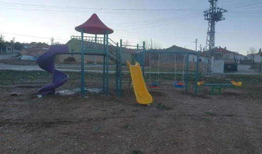 &Ccedil;ocukların okula oyun parkı talebi yerine getirildi
