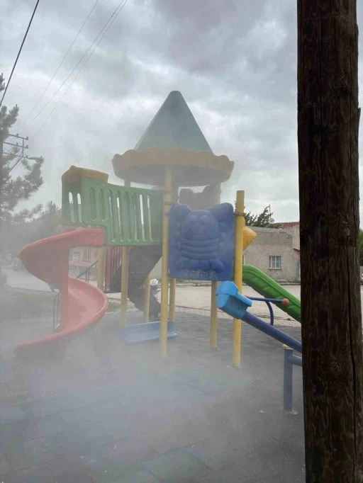 Çocukların oyun parkında yaktığı ateş vatandaşlar tarafından söndürüldü
