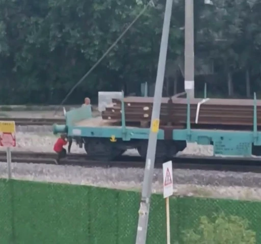 Çocukların tren vagonunda tehlikeli oyunu kamerada

