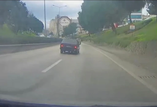 &Ccedil;ocukların &uuml;zerine ara&ccedil; s&uuml;rd&uuml;, hi&ccedil;bir şey olmamış gibi devam etti.. O anlar kamerada
