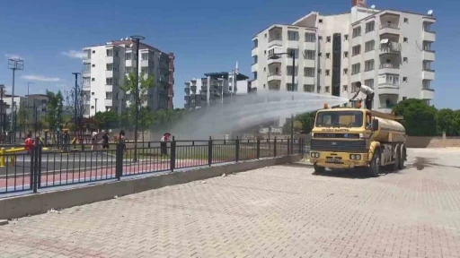 Çocukların yüzünü belediye personeli güldürdü
