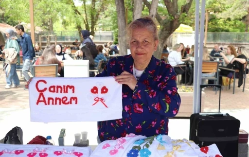 &Ccedil;ocuklarına &ccedil;eyiz yaparak başladığı el işi gelir kapısı oldu
