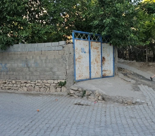 Çocuklarını ve kendisini bıçakla yaraladı
