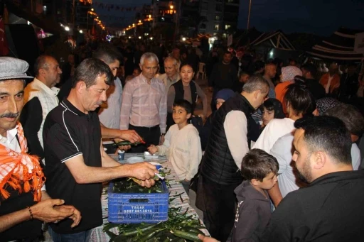 &Ccedil;ocukluğunda yediği salatalığı unutamayan muhtar 1 ton salatalık dağıttı
