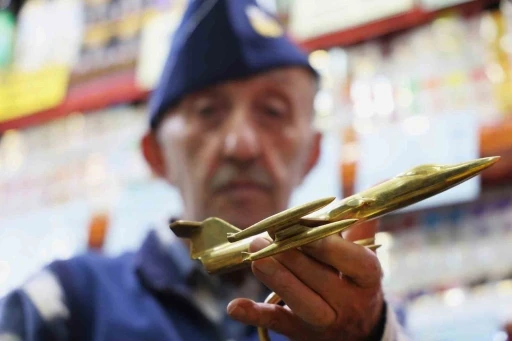 &Ccedil;ocukluk hayali pilotluktu, 60 yıldır 300&rsquo;e yakın u&ccedil;ak maketi topladı
