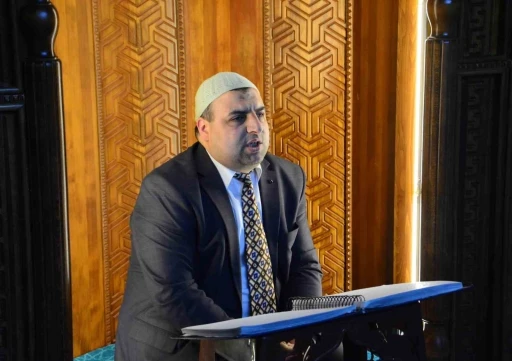 &Ccedil;ocukluk hayalini ger&ccedil;eğe d&ouml;n&uuml;şt&uuml;ren g&ouml;rme engelli m&uuml;ezzin: "Engelli olmak Kur&rsquo;an okumaya engel değildir"
