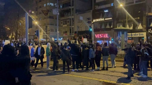 Çoğunluğu liseli olan protestocular alkolün de etkisi ile birbirine girdi
