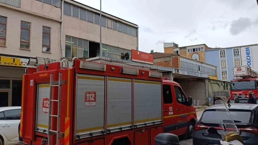 &Ccedil;&ouml;ken &ccedil;atıdan d&uuml;şen usta yaralandı
