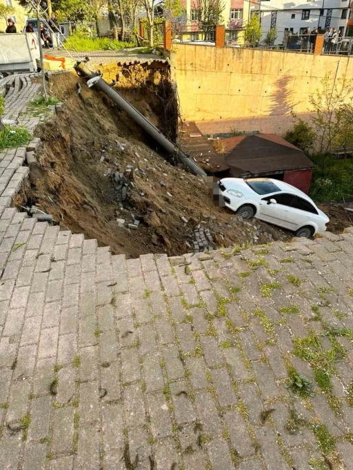 &Ccedil;&ouml;ken duvarla birlikte otomobil okul bah&ccedil;esine d&uuml;şt&uuml;
