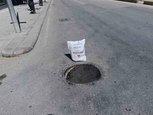 &Ccedil;&ouml;ken r&ouml;gar kapağını g&ouml;ren vatandaş poşetle &ouml;nlem aldı

