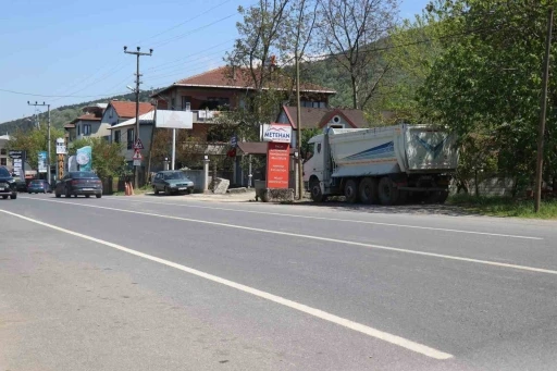 &Ccedil;&ouml;p kamyonu altında kalan kadın hayatını kaybetti

