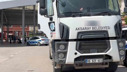 Çöp kamyonunun altında can verdi
