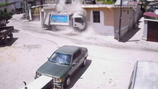 Çöp kamyonunun çarptığı evin yerle bir olduğu anlar kamerada
