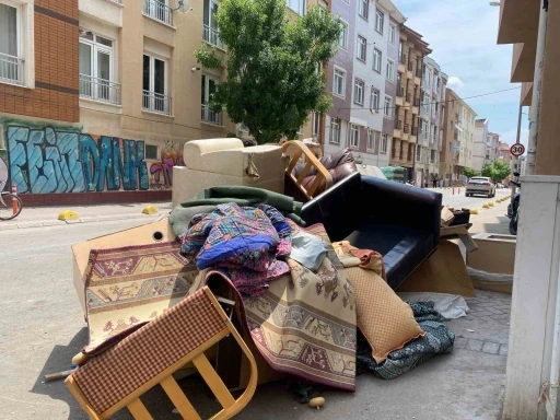 &Ccedil;&ouml;p kenarına bırakılan hurda eşyalar ulaşımı aksatıyor
