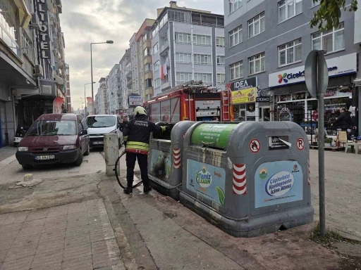&Ccedil;&ouml;p konteyneri yangınına itfaiye m&uuml;dahale etti
