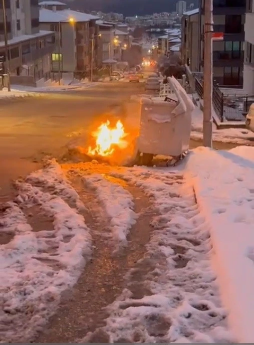 &Ccedil;&ouml;p konteynırı yanına bırakılan eşyalar alev aldı
