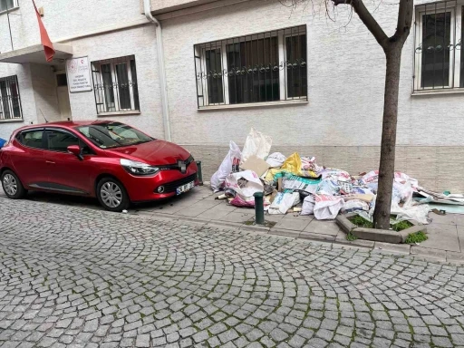 Çöp yığını kaldırımı kapattı
